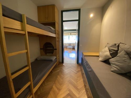 a room with two bunk beds and a hallway at Precioso Apartamento en La Molina in La Molina