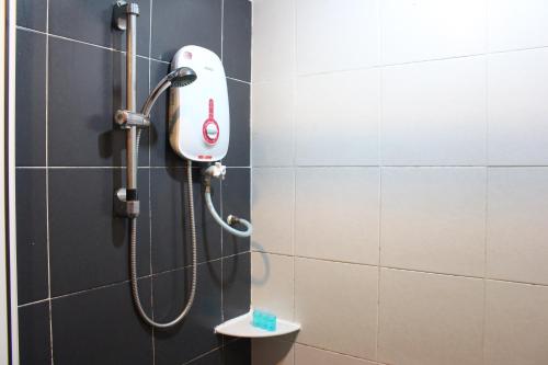 ジョホールバルにあるGrand Sentosa Hotel Johor Bahruのシャワーヘッド付きの浴室のシャワー