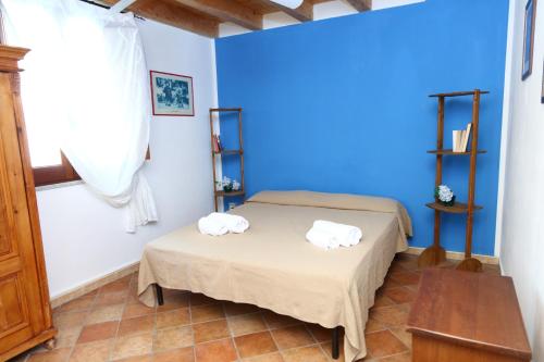 1 dormitorio con 2 camas en una habitación con paredes azules en Terrazza Vittorio (by Vacation Service), en Cefalú