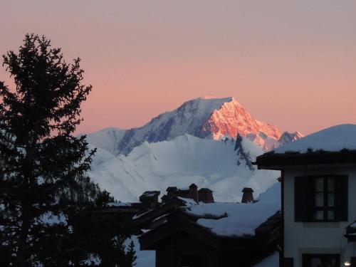 a view of a snow covered mountain at sunset at Grande Marmotte, Ski aux pieds, Le Refuge du Montagnard, Arc 1950 in Bourg-Saint-Maurice