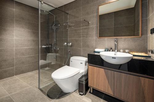 A bathroom at Mandala Hotel & Suites Bac Giang