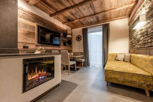 sala de estar con chimenea y sofá en Nidaris - Luxury Private Spa Suites, en Malè