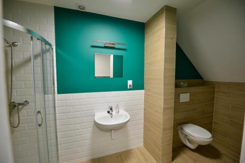 a bathroom with a sink and a toilet at Pokoje Gościnne u Klimosza in Pogwizdów