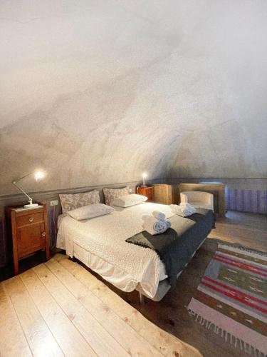 a bedroom with a bed in a room with aamed ceilings at Casa D'aria in Catania