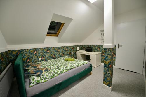 Ένα ή περισσότερα κρεβάτια σε δωμάτιο στο Pokoje Gościnne u Klimosza