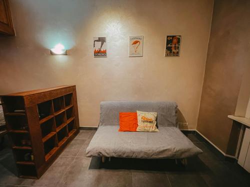 een slaapkamer met een bed met een oranje kussen erop bij Quattrozerotre in Turijn