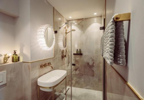 韋希山聖科羅納的住宿－Fernblick，带淋浴、卫生间和盥洗盆的浴室