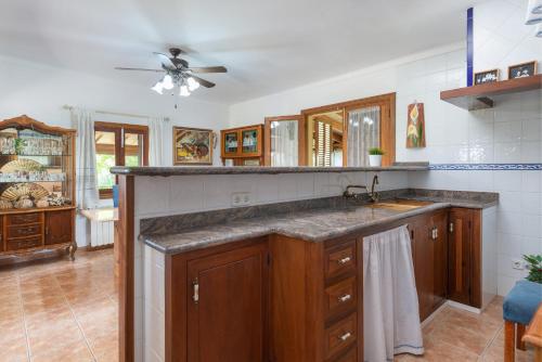 een keuken met een spoelbak en een aanrechtblad bij Sunset Finca Can Gosp in Alcudia