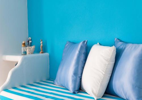 a blue wall with blue pillows on a couch at Last Sirma Klima in Klima