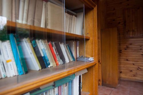 a book shelf filled with lots of books at Galerka Líšný in Líšný