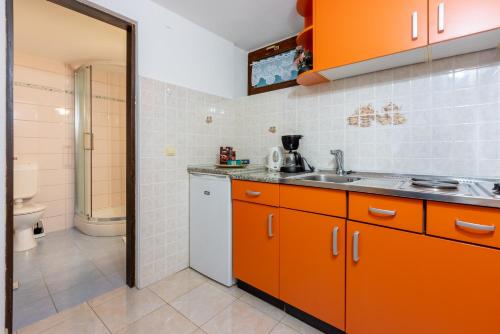 Kuchyňa alebo kuchynka v ubytovaní Apartmani ELLEN