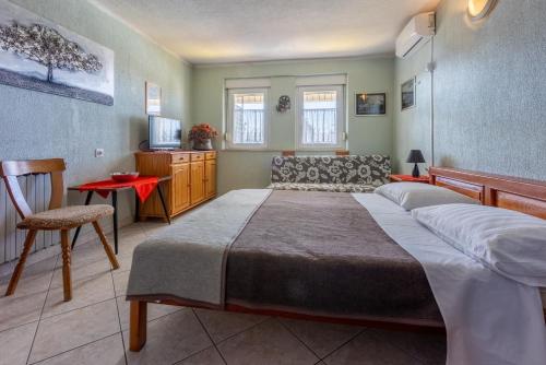 Posteľ alebo postele v izbe v ubytovaní Apartmani ELLEN