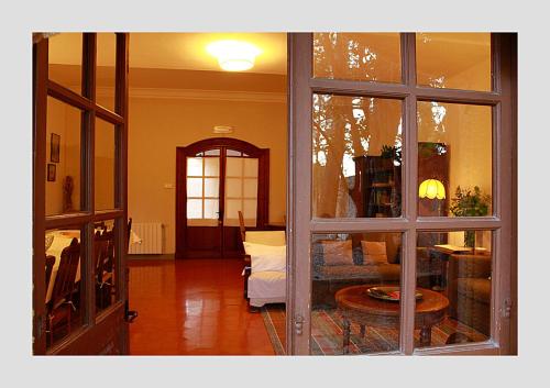 Santes Creus的住宿－Casa l'Abadia de Santes Creus, Tarragona.，客厅配有沙发和桌子