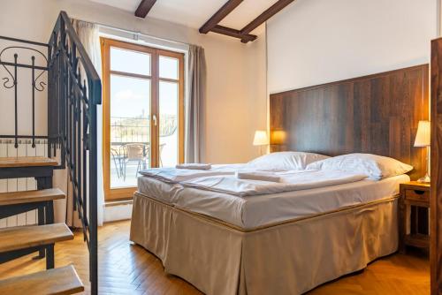 - une chambre avec un grand lit et une fenêtre dans l'établissement Janáčkovo nábřeží 19 - Riverside Residence, à Prague