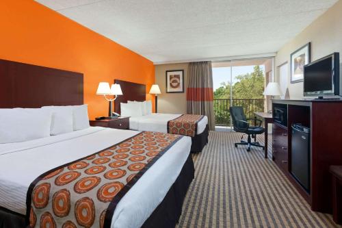 Howard Johnson by Wyndham Arlington Ballpark / Six Flags Image