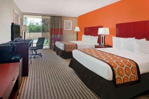 Howard Johnson by Wyndham Arlington Ballpark / Six Flags Image