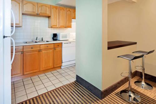 Howard Johnson by Wyndham Arlington Ballpark / Six Flags Image