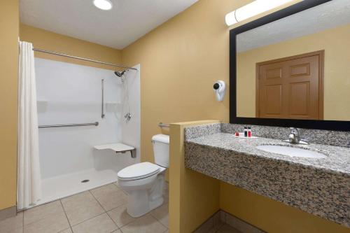 Bilik mandi di Super 8 by Wyndham Whites Creek/ Nashville NW Area