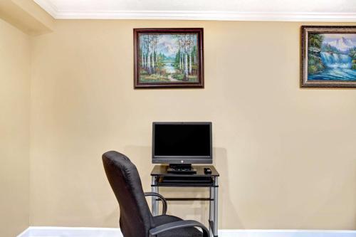 Televisyen dan/atau pusat hiburan di Super 8 by Wyndham Whites Creek/ Nashville NW Area