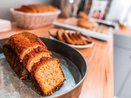 un pain dans un bol sur une table dans l'établissement ibis Styles Paris Montmartre Nord, à Paris