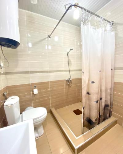 Ένα μπάνιο στο Caravan Hotel