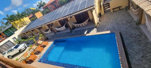 an overhead view of a swimming pool in front of a building at Pousada Lua Nova Charmosa Pipa in Pipa