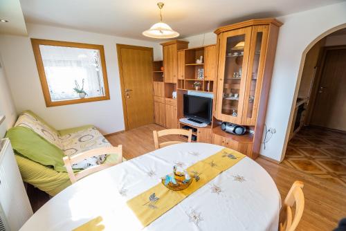 uma sala de estar com uma mesa e uma televisão em Farm Stay Ana em Višnja Gora