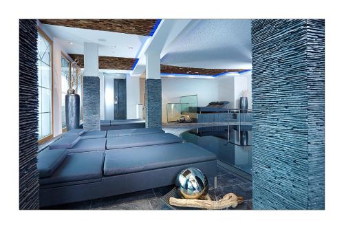 a living room with a blue couch and a kitchen at Appartement Wildspitz' in Vent