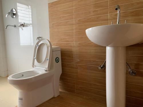 ナガルコットにあるHotel Sakura Durbarのトイレと洗面台付きのバスルーム