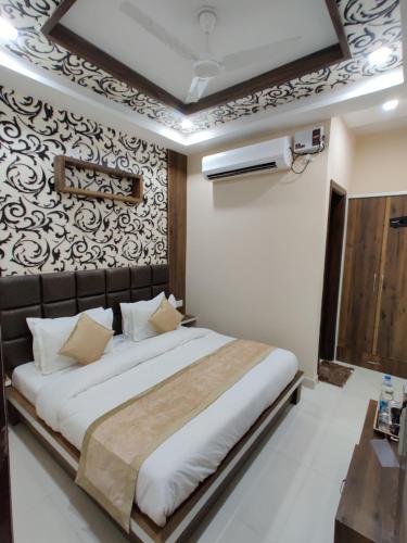 a bedroom with a large bed in a room at GUNTAS RESIDENCY in Amritsar