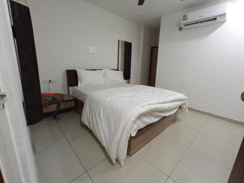 Una cama o camas en una habitación de Hotel Mansarovar,Vadodara