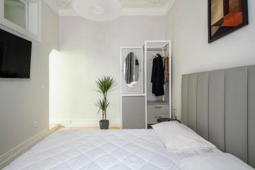 um quarto com uma cama grande e um closet em Petit studio Rosa - Bairro Alto em Lisboa