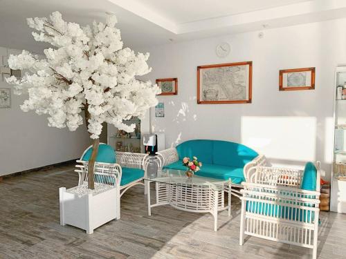 - un salon avec des chaises, une table et un arbre dans l'établissement Narayana, à Loo