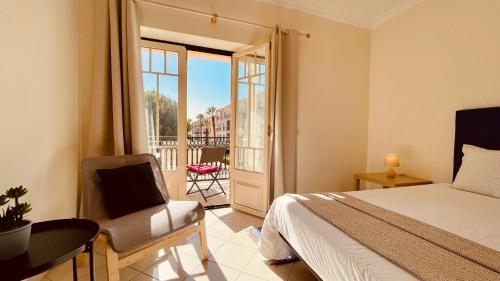 1 dormitorio con 1 cama, 1 silla y balcón en Bicos M by Check-in Portugal, en Albufeira