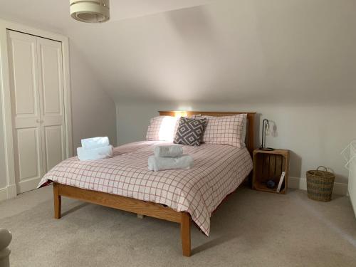 מיטה או מיטות בחדר ב-Rileys Cottage Nairn