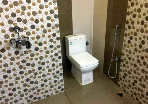 uma casa de banho com um WC e um chuveiro em Bamboo Junction Resort - Kanatal, Valley & Mountain View em Dhanaulti