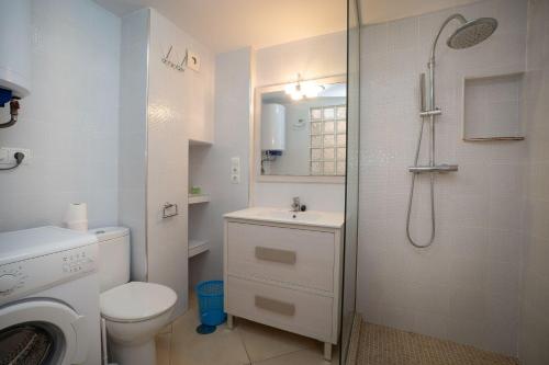 ein Bad mit einem WC, einem Waschbecken und einer Dusche in der Unterkunft VERDEMAR 9 MENYBER in Nerja