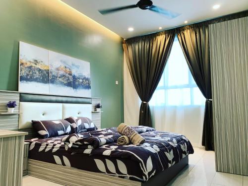 Un dormitorio con una cama grande y un ventilador de techo. en Aishiteru Homestay Ladang Tanjung, Kuala Terengganu with POOL, en Kuala Terengganu
