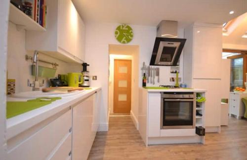 Kuchyňa alebo kuchynka v ubytovaní Compact, central apartment, dog friendly.