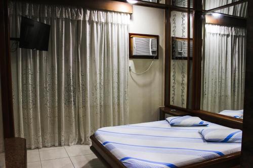 Uma cama ou camas num quarto em Station Hotel (Adults Only)