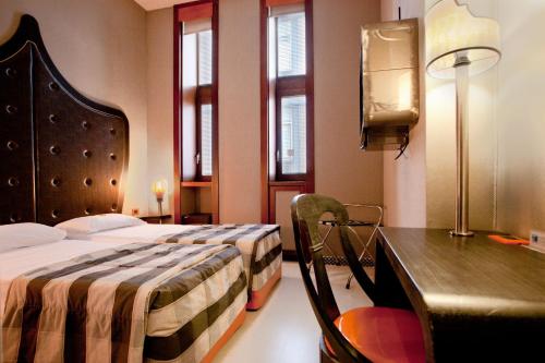 Postel nebo postele na pokoji v ubytování Orange Hotel