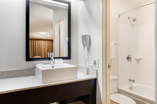 Kamar mandi di Red Roof Inn PLUS+ Chicago - Northbrook/Deerfield