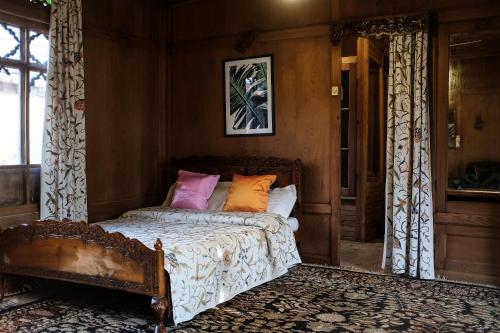 Tempat tidur dalam kamar di Omar Khayam HouseBoat Retreat