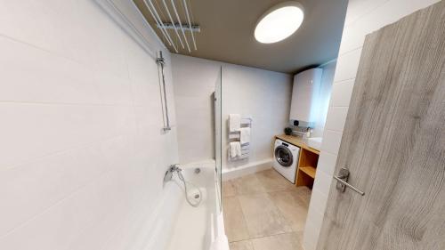 une salle de bain avec douche et machine à laver dans l'établissement ☆ Gite 4 chambres ☆ vue vieille ville ☆ NETFLIX ☆, à Metz