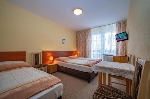 a hotel room with two beds and a window at Pokoje Gościnne Claudia in Szklarska Poręba