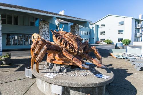 a statue of two crabs sitting on top of a fountain at Canterbury Inn in Ocean Shores