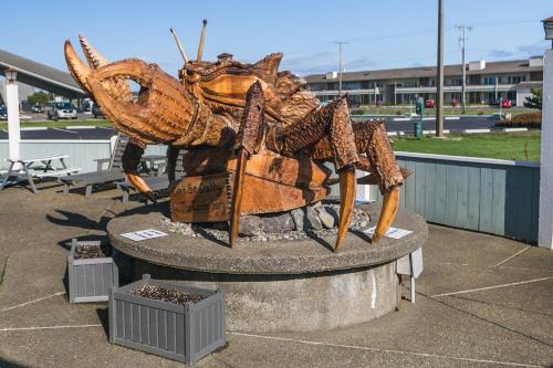 a statue of a lobster sitting on top of a fountain at Canterbury Inn in Ocean Shores