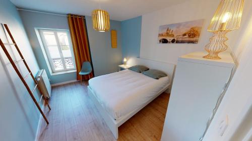 une petite chambre avec un lit blanc et une fenêtre dans l'établissement ☆ Gite 4 chambres ☆ vue vieille ville ☆ NETFLIX ☆, à Metz