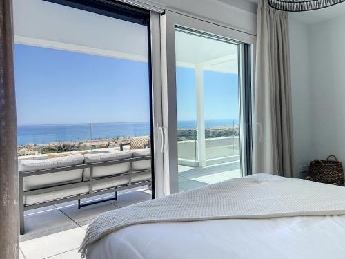 Postel nebo postele na pokoji v ubytování Via Celere 2334 Luxury Sea View Penthouse