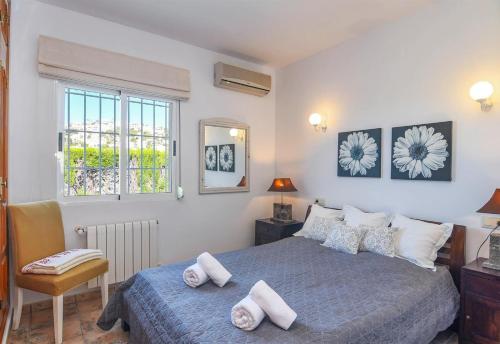 een slaapkamer met een bed en een raam bij Casa Siempre Domingo in Moraira